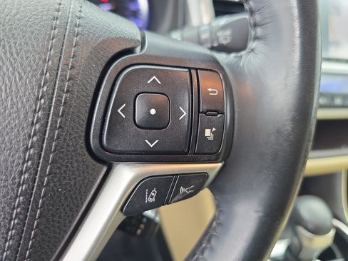 Used 2019 Toyota Highlander XLE FWD image 18
