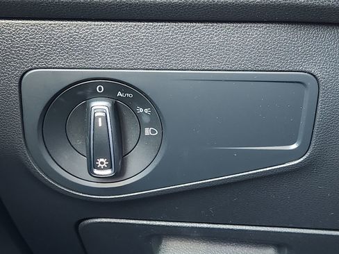 Used 2020 Volkswagen Tiguan SE w/ Panoramic Sunroof Package image 26