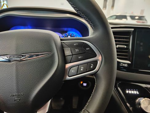 Used 2025 Chrysler Pacifica Select image 12