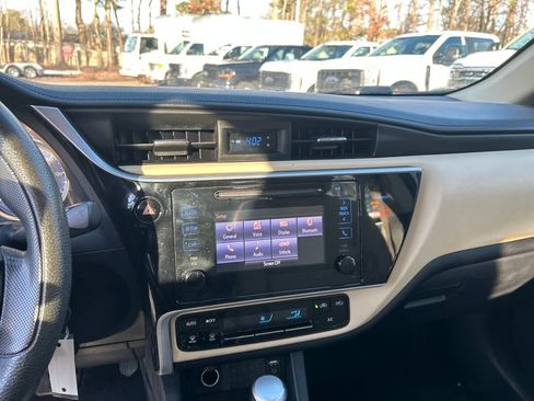 Used 2019 Toyota Corolla LE image 17