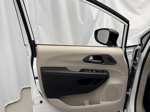 Used 2024 Chrysler Pacifica Touring-L FWD image 10