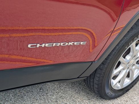 Used 2015 Jeep Cherokee Latitude w/ Cold Weather Group AWD/4WD image 14