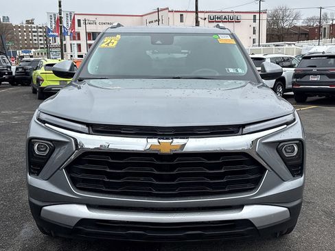 Used 2025 Chevrolet TrailBlazer LT image 2