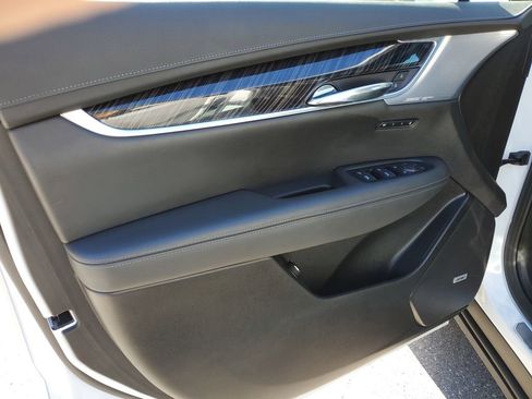 Used 2025 Cadillac XT6 Premium Luxury image 27