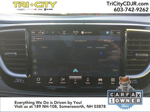 Used 2025 Chrysler Pacifica Limited image 28