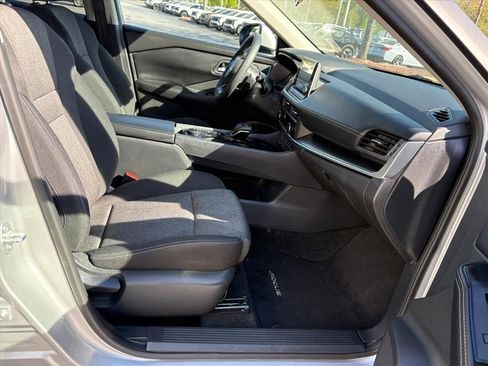 Used 2024 Nissan Rogue SV image 16