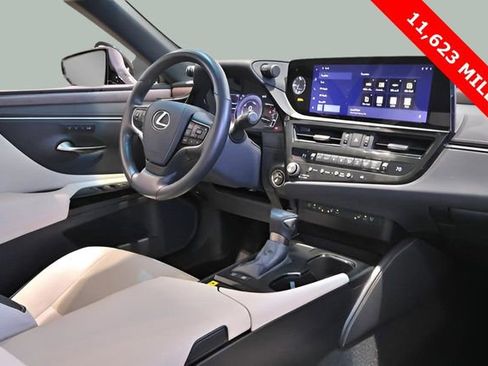 Used 2025 Lexus ES 300h w/ Premium Package image 32