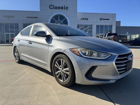 Used 2017 Hyundai Elantra SE image 1