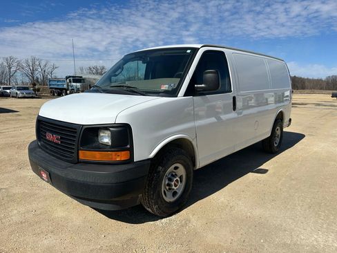 Used 2017 GMC Savana 3500 image 2