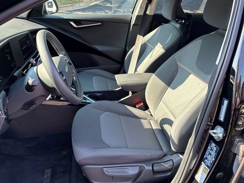 Used 2025 Kia Niro LX FWD image 24