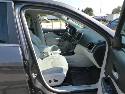 Used 2019 Jeep Cherokee Limited FWD image 25