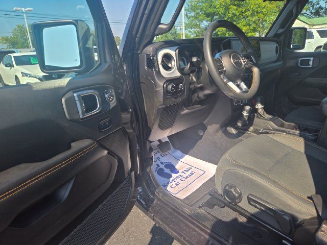 Used 2025 Jeep Wrangler Unlimited Sahara AWD/4WD image 4