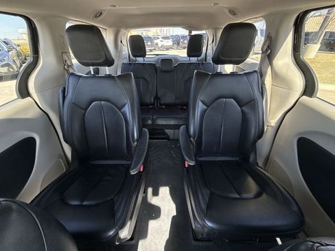 Used 2022 Chrysler Pacifica Touring-L image 21