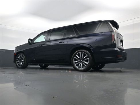 Used 2021 Cadillac Escalade ESV Sport Platinum image 28