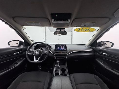 Used 2025 Nissan Altima 2.5 SV FWD image 3