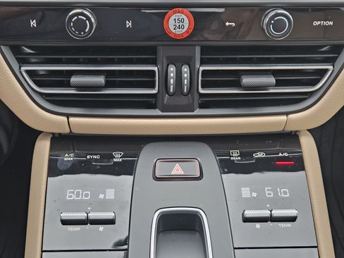 Certified 2026 Porsche Macan AWD/4WD image 19