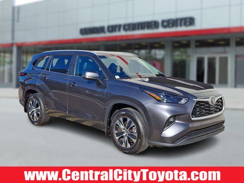 Used 2025 Toyota Highlander XLE image 1