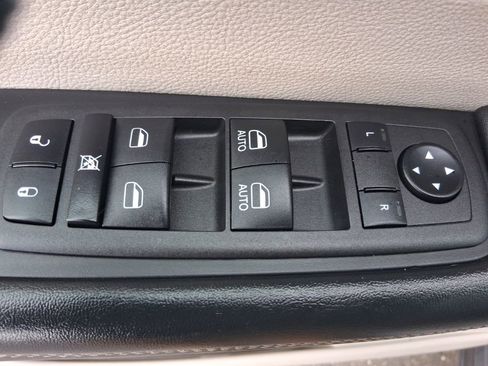 Used 2023 Chrysler Pacifica Touring-L image 22