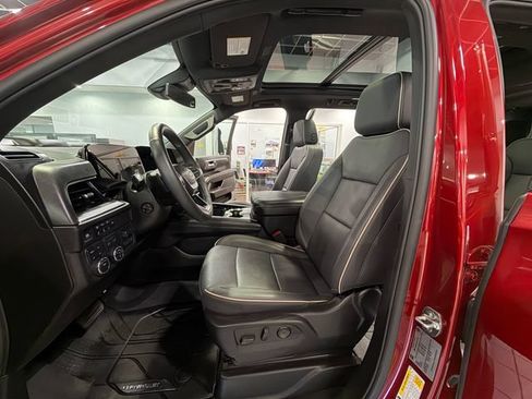 Used 2025 Chevrolet Suburban Premier w/ Sun And Tow Package AWD/4WD image 11