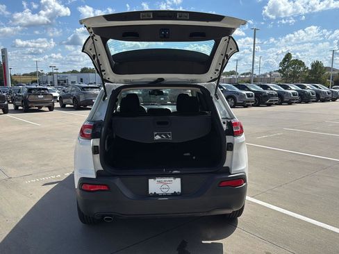 Used 2016 Jeep Cherokee Sport image 9
