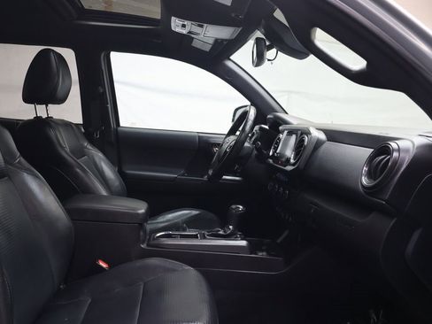 Used 2019 Toyota Tacoma TRD Sport image 9
