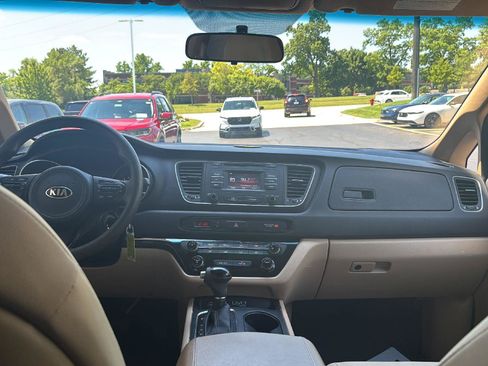 Used 2015 Kia Sedona LX w/ LX Convenience Package FWD image 17