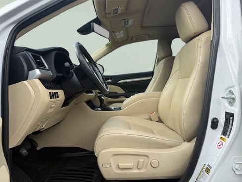 Used 2019 Toyota Highlander XLE AWD/4WD image 9
