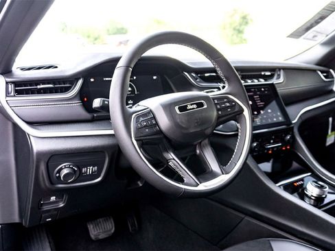 New 2025 Jeep Grand Cherokee L Altitude image 11