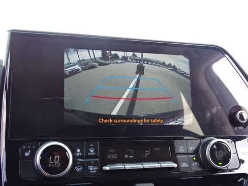 Used 2025 Toyota Highlander XLE FWD image 30