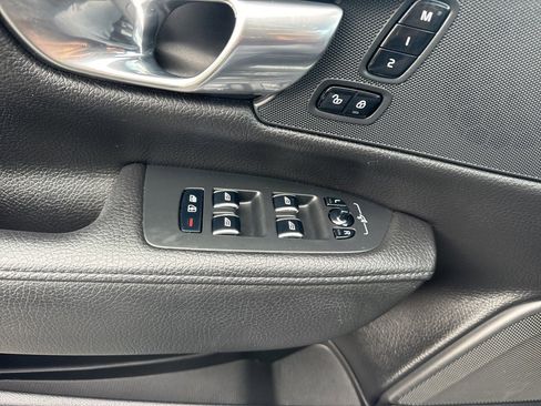 Used 2018 Volvo S90 T5 Momentum w/ Convenience Package image 19