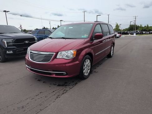 Used 2016 Chrysler Town & Country Touring w/ Driver Convenience Group FWD image 3