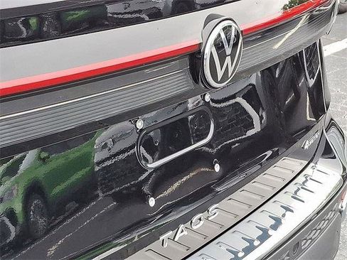 New 2025 Volkswagen Taos SE image 24