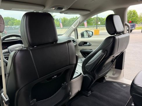 Used 2023 Chrysler Pacifica Touring-L FWD image 30