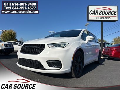 Used 2022 Chrysler Pacifica Limited w/ Uconnect Theater Family Group