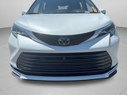 Used 2022 Toyota Sienna Platinum FWD image 29