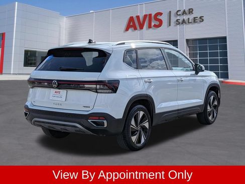 Used 2025 Volkswagen Taos SE AWD/4WD image 6