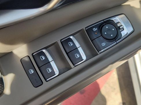 Used 2025 Kia Carnival FWD image 22