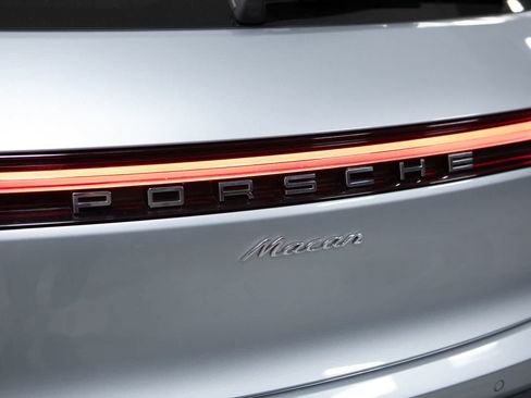 Certified 2024 Porsche Macan AWD/4WD image 19