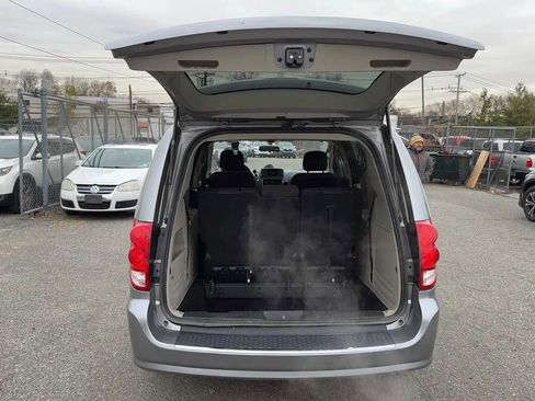 Used 2018 Dodge Grand Caravan SE image 25