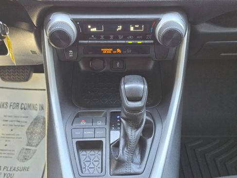 Used 2020 Toyota RAV4 LE FWD image 16