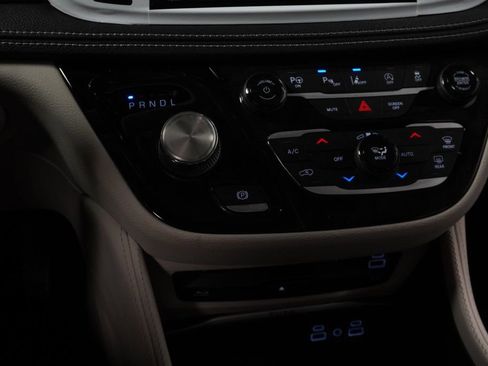 New 2023 Chrysler Pacifica Limited w/ Uconnect Theater Family Group image 27