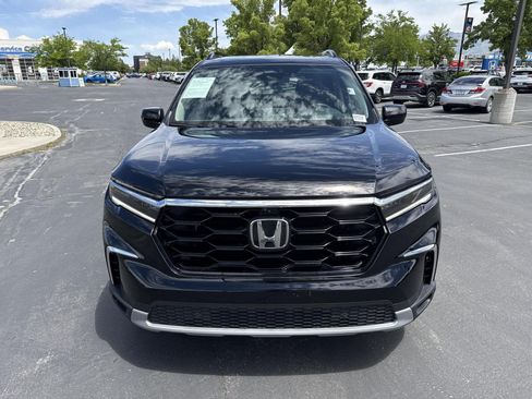 Certified 2025 Honda Pilot Elite image 3