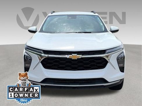 Used 2025 Chevrolet Trax LT FWD image 2