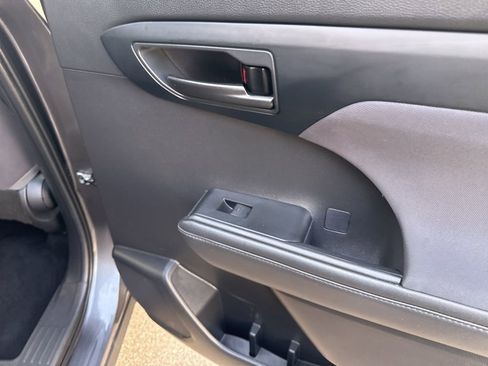 Used 2022 Toyota Highlander LE image 17