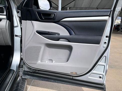 Used 2019 Toyota Highlander LE image 24