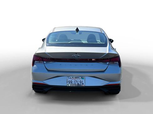 Certified 2022 Hyundai Elantra SEL w/ Preferred Accessory Package FWD image 4