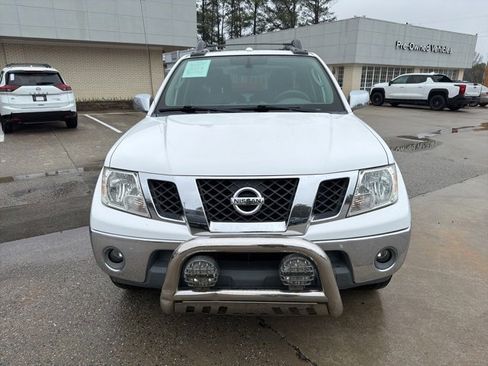 Used 2011 Nissan Frontier SL image 3
