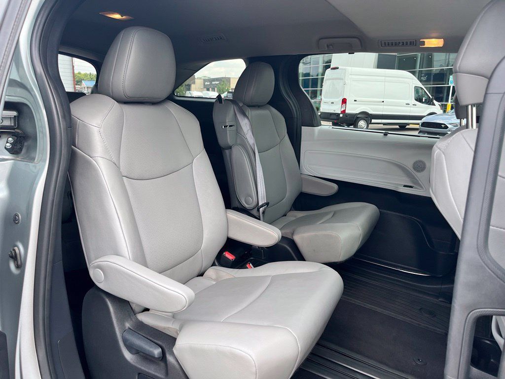 Used 2025 Toyota Sienna XLE FWD image 8