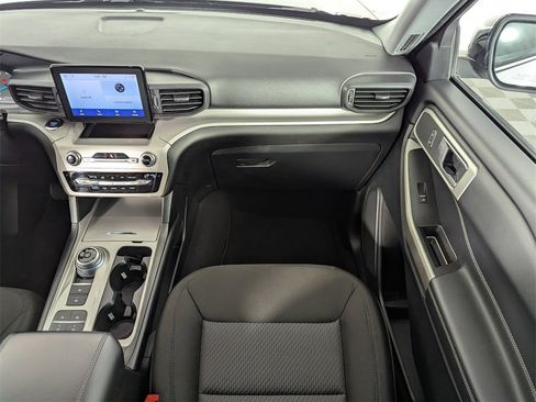 Used 2024 Ford Explorer XLT image 16