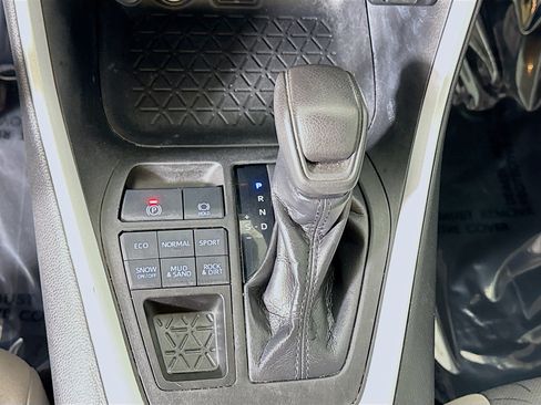 Used 2020 Toyota RAV4 XLE w/ Carpet Mat Package AWD/4WD image 20
